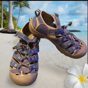 Keen waterproof unisex sandals size 4